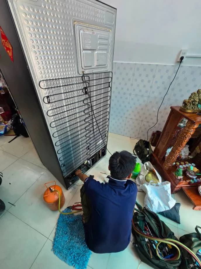 Sau khi hoàn thành sửa tủ lạnh tại Bình Thạnh — thợ Lê Hữu Lộc