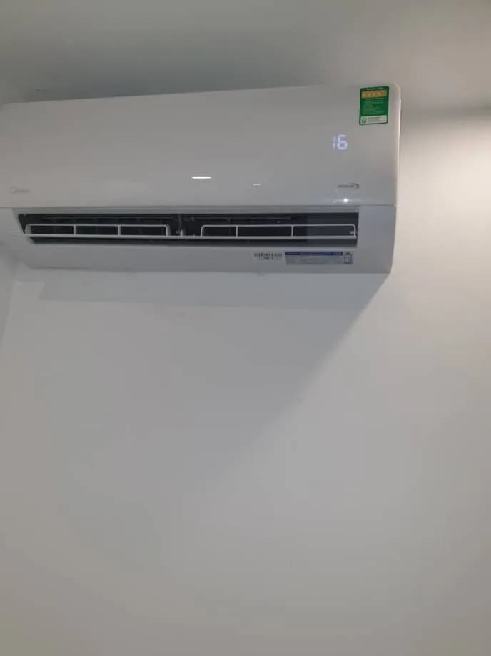Sau khi hoàn thành sửa máy lạnh treo tường Midea tại Quận 7 — thợ Phan Chí Tâm