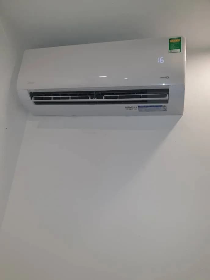Trước sửa máy lạnh treo tường Midea tại Quận 7 — thợ Phan Chí Tâm