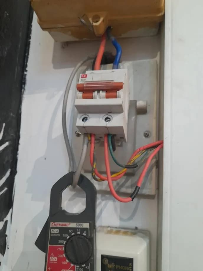 Thay thế CB LS và siết chặt đấu nối điện tại Quận 1 tại Quận 1