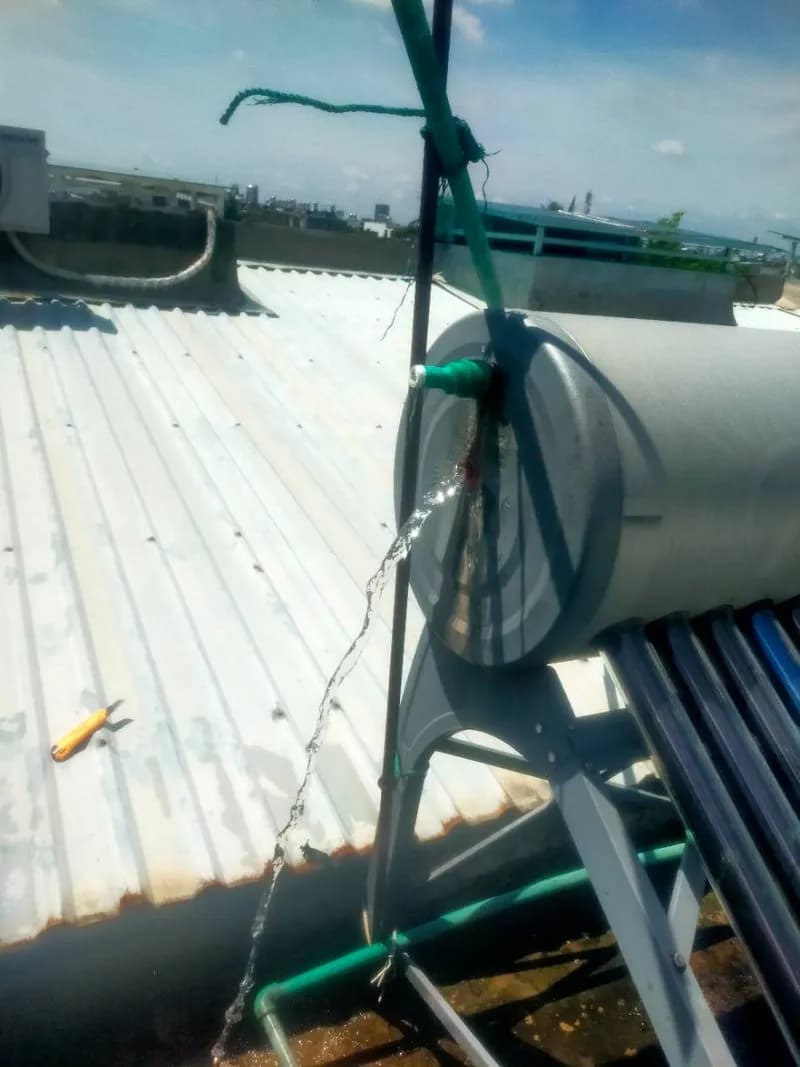 Trước sửa máy nước nóng năng lượng mặt trời Megasun tại Phường Hiệp Bình, Thủ Đức — thợ Lê Đăng Tuấn