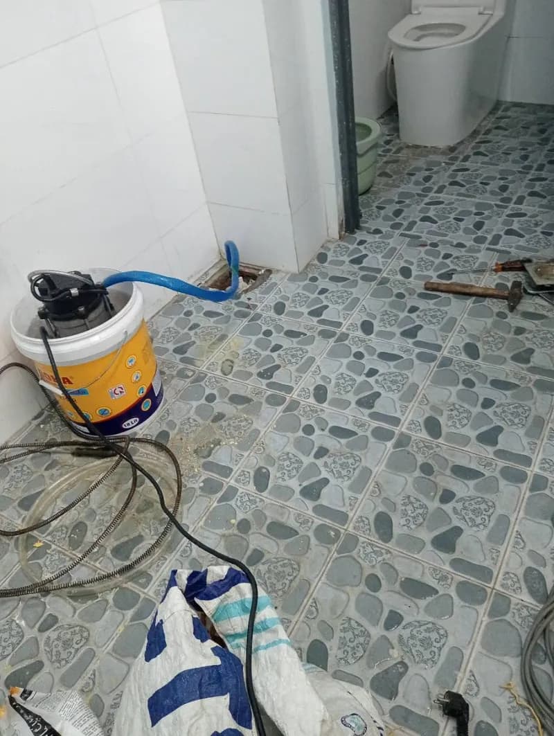 Sau khi hoàn thành sửa đường ống thoát nước sàn tại Tân Phú — thợ Võ Hồng Hải