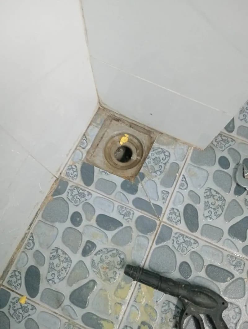 Trước sửa đường ống thoát nước sàn tại Tân Phú — thợ Võ Hồng Hải