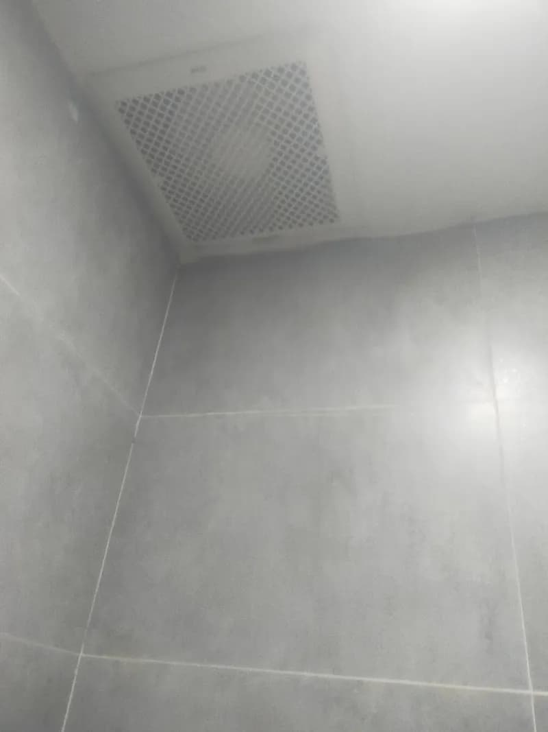 Sau khi hoàn thành sửa quạt hút âm trần tại Quận 1 — thợ Lê Đăng Tuấn