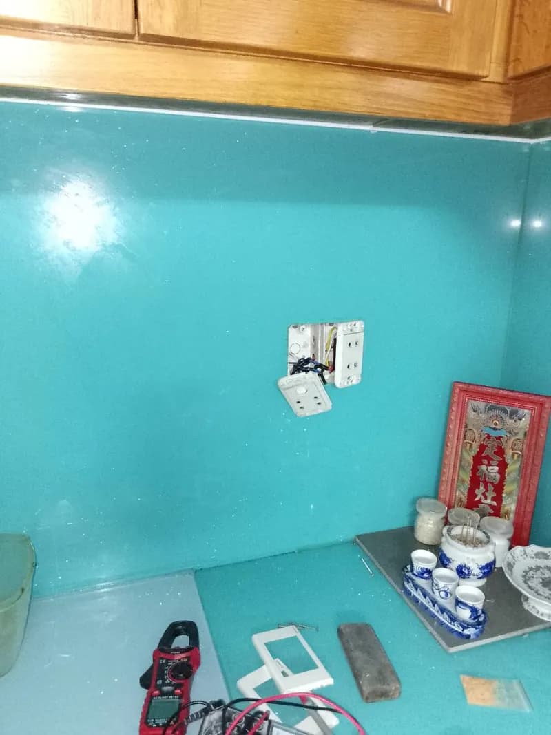 Trước sửa ổ cắm điện và quạt treo tường Midea tại Gò Vấp — thợ Trương Công Việt Trân