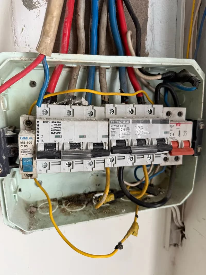 Thay thế hệ thống điện, lắp đặt CB Schneider tại Quận 3 tại Quận 3
