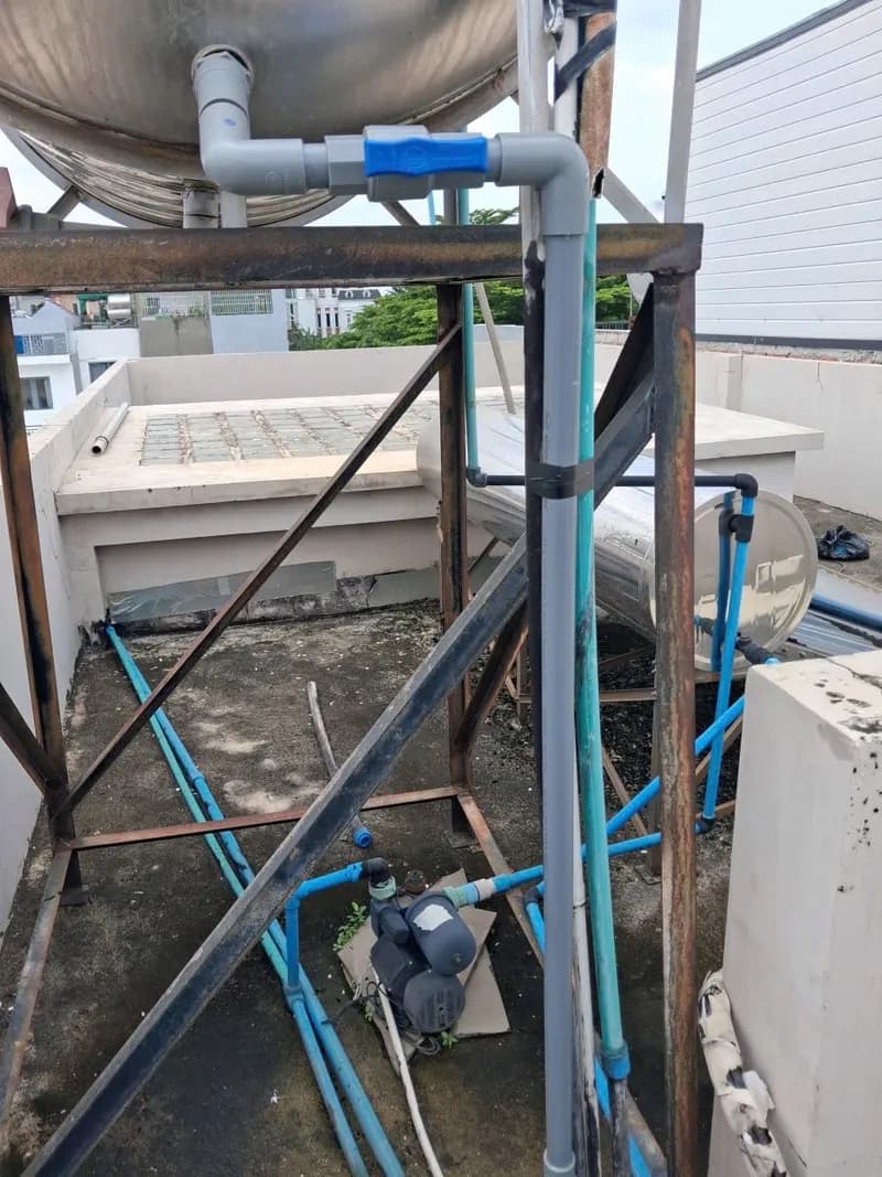 Sau khi hoàn thành sửa bồn nước tại Thủ Đức — thợ Bùi Văn An