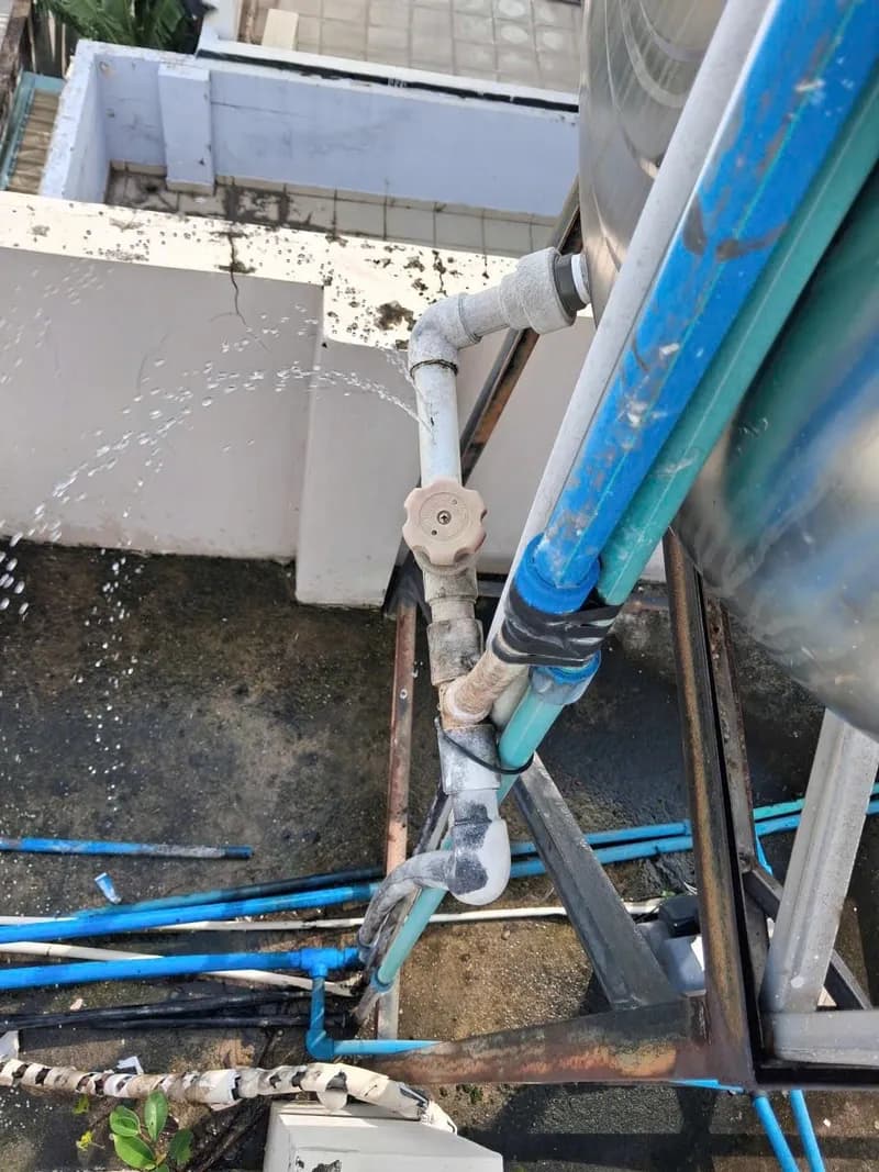 Trước sửa bồn nước tại Thủ Đức — thợ Bùi Văn An