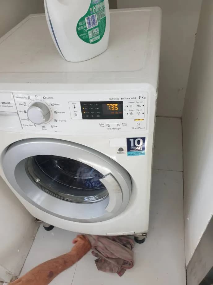 Sau khi hoàn thành sửa máy giặt cửa trước Electrolux tại Bình Chánh — thợ Phan Chí Tâm