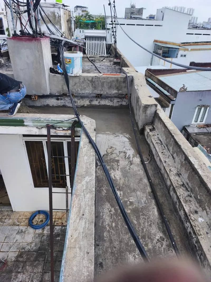 Trước sửa sân thượng Sika tại Quận 6 — thợ Bùi Văn Bảo