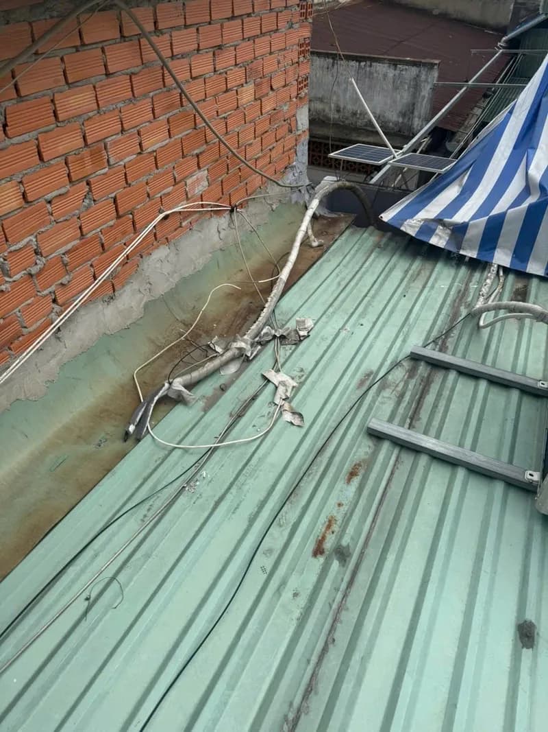 Trước sửa mái tôn tại phường 10, Phú Nhuận — thợ Bùi Văn An