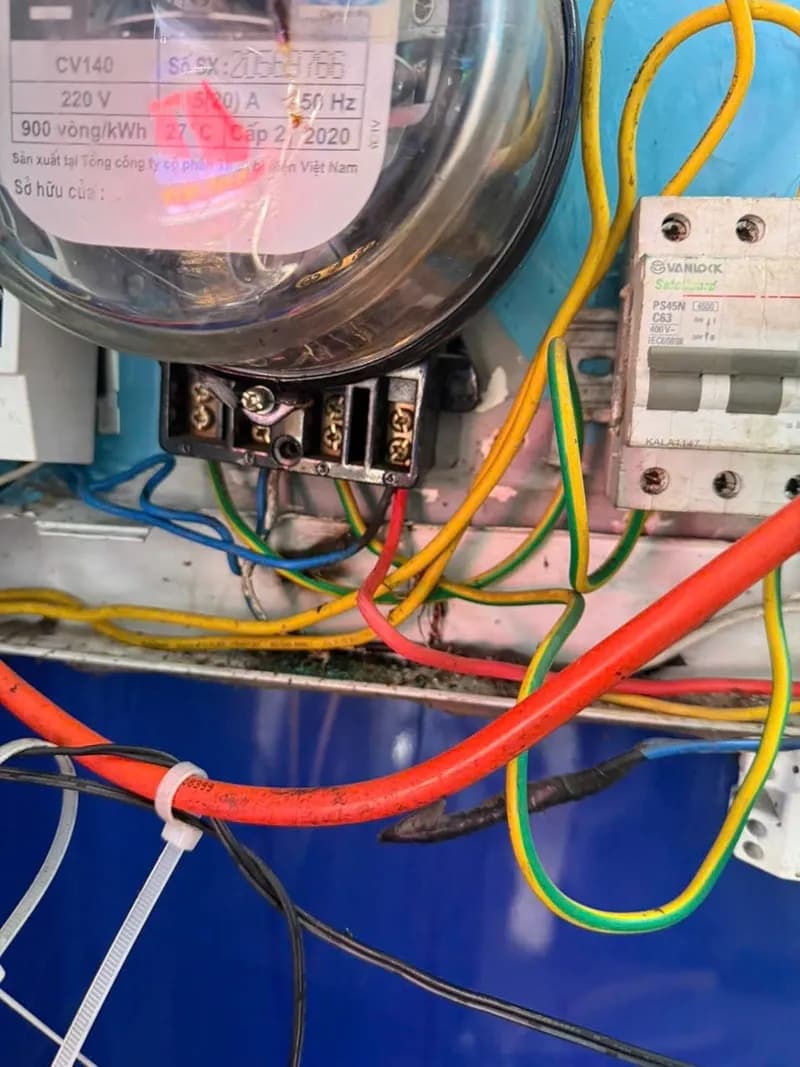 Sau khi hoàn thành sửa công tơ điện Vanlock tại Phường Phước Long, Thủ Đức — thợ Bùi Văn An