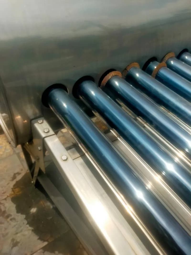 Sau khi hoàn thành sửa máy nước nóng năng lượng mặt trời tại xã hội chủ nghĩa Việt Nam, Tân Bình — thợ Lê Đăng Tuấn