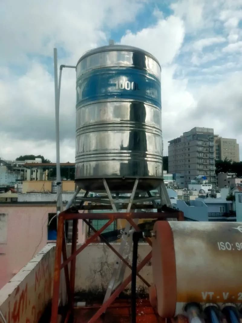 Trước sửa bồn nước inox tại phường cầu kho, Quận 1 — thợ Lê Đăng Tuấn