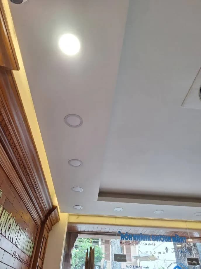 Trước sửa đèn LED âm trần Philips tại Quận 1 — thợ Trần Quốc Đông