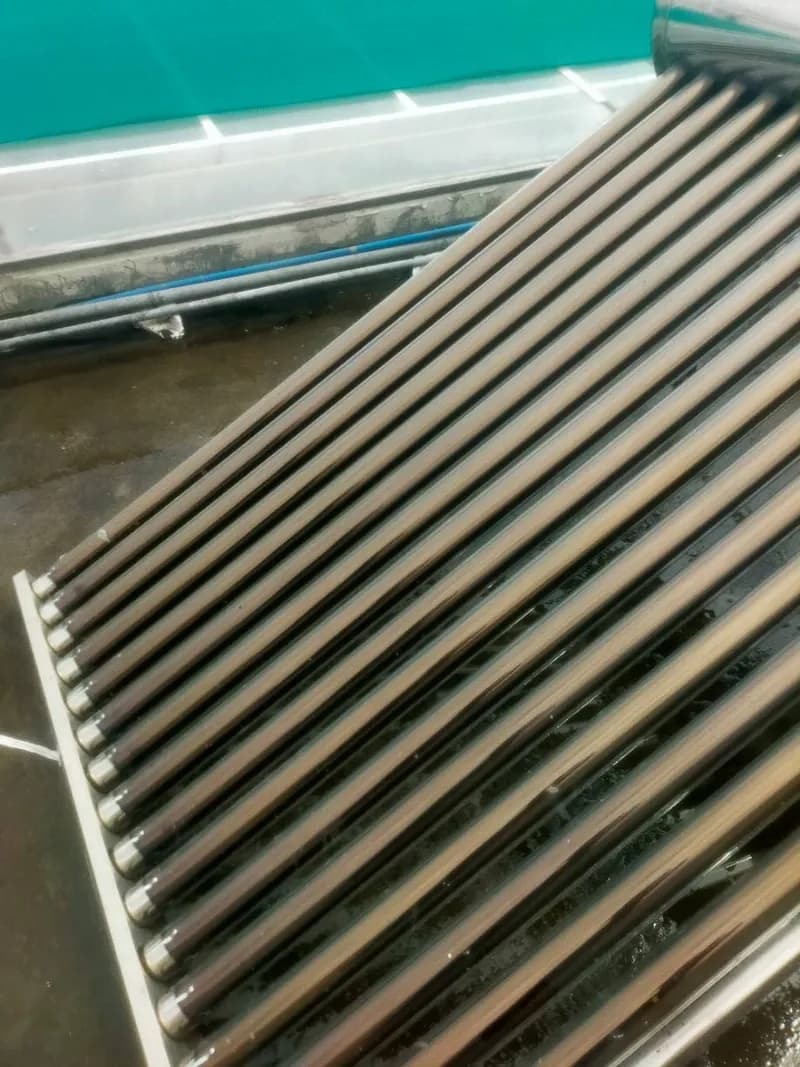 Vệ sinh máy nước nóng năng lượng mặt trời tại Quận 12 tại Quận 12