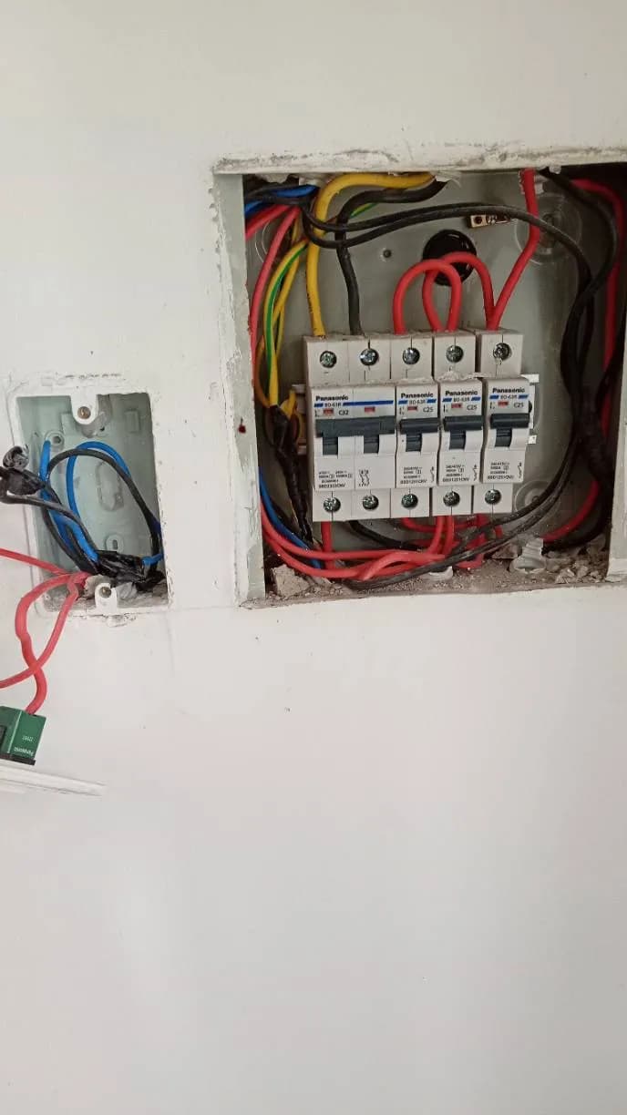 Trước sửa aptomat Panasonic tại Phường 17, Bình Thạnh — thợ Trần Văn Khanh