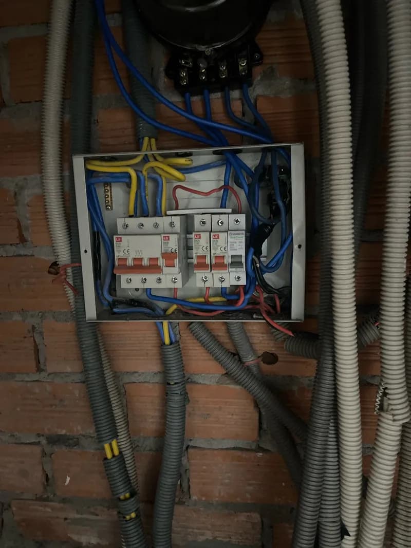 Trước sửa hệ thống điện tại Quận 12 — thợ Nguyễn Quốc Bảo