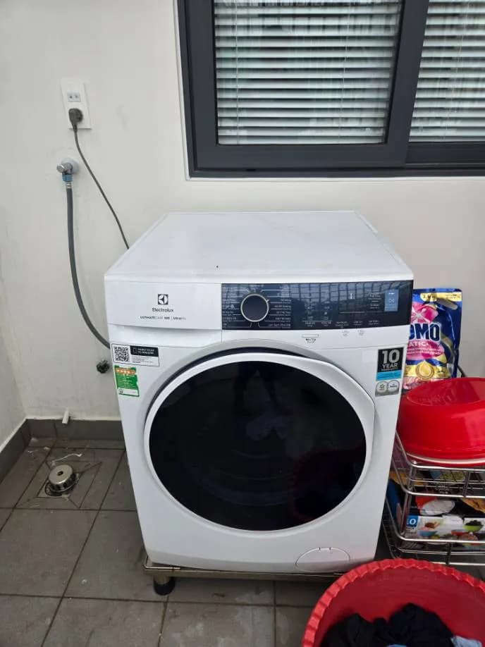 Sau khi hoàn thành sửa máy giặt cửa trước Electrolux tại Bình Thạnh — thợ Lê Hữu Lộc