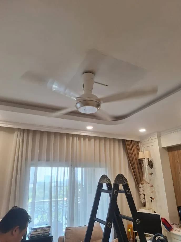 Sau khi hoàn thành sửa quạt trần tại Quận 7 — thợ Trần Quốc Đông