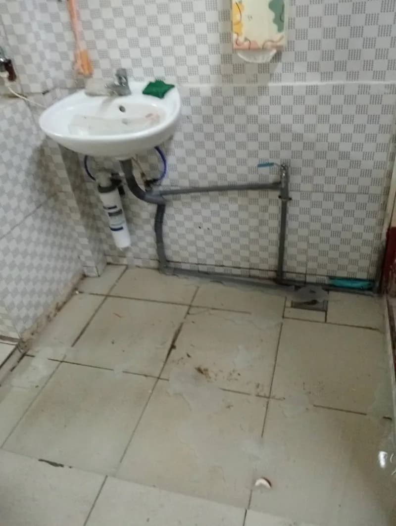 Trước sửa đường ống thoát nước tại Bình Tân — thợ Võ Hồng Hải