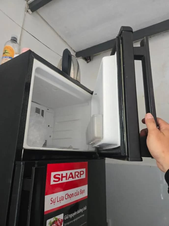 Trước sửa tủ lạnh Sharp tại phường Đông Hưng Thuận quận 12 Hồ Chí Minh, Quận 12 — thợ Lê Hữu Lộc