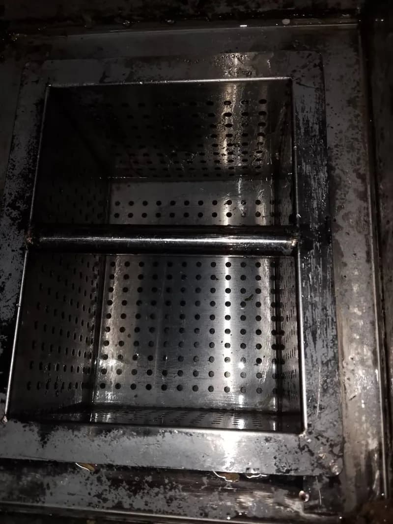 Sau khi hoàn thành sửa bể tách mỡ tại Quận 1 — thợ Đỗ Văn Nhiều