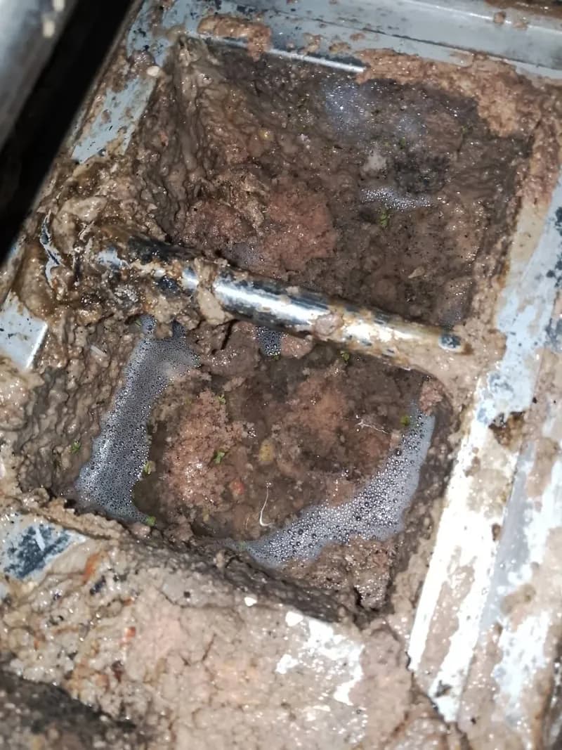 Trước sửa bể tách mỡ tại Quận 1 — thợ Đỗ Văn Nhiều