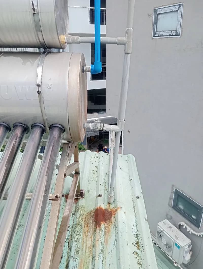 Sau khi hoàn thành sửa máy nước nóng năng lượng mặt trời Đạt Hòa tại Phường Tân Sơn, Tân Bình — thợ Võ Hồng Hải