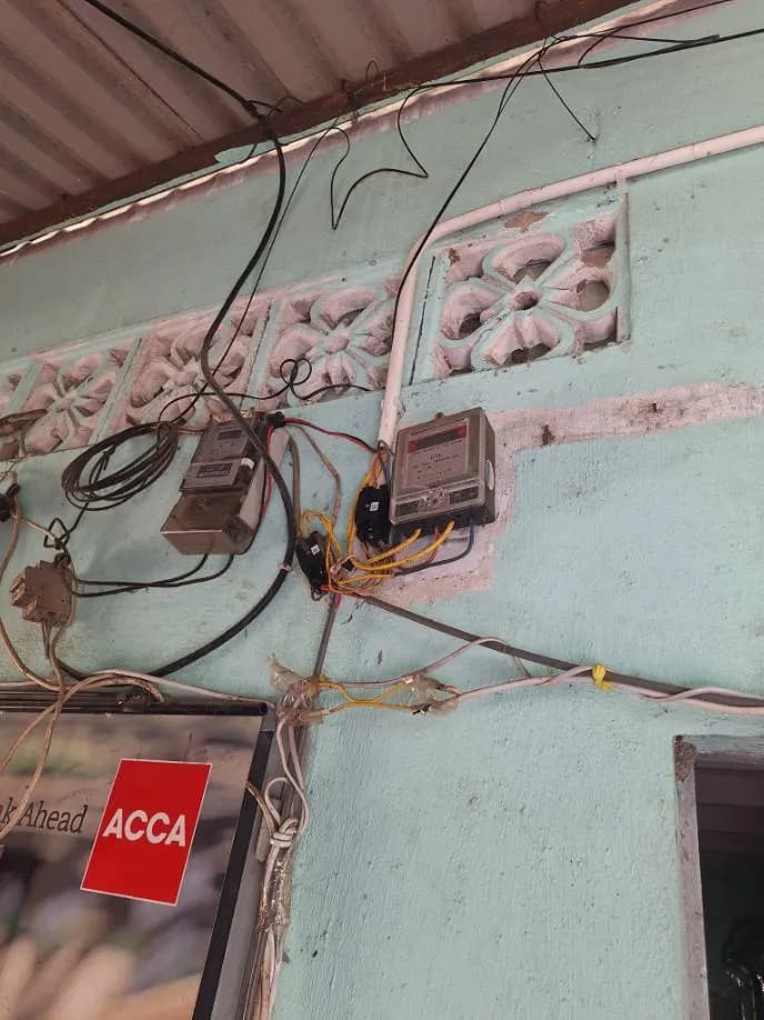 Sau khi hoàn thành sửa đồng hồ điện tại Nhà Bè — thợ Trần Quốc Đông