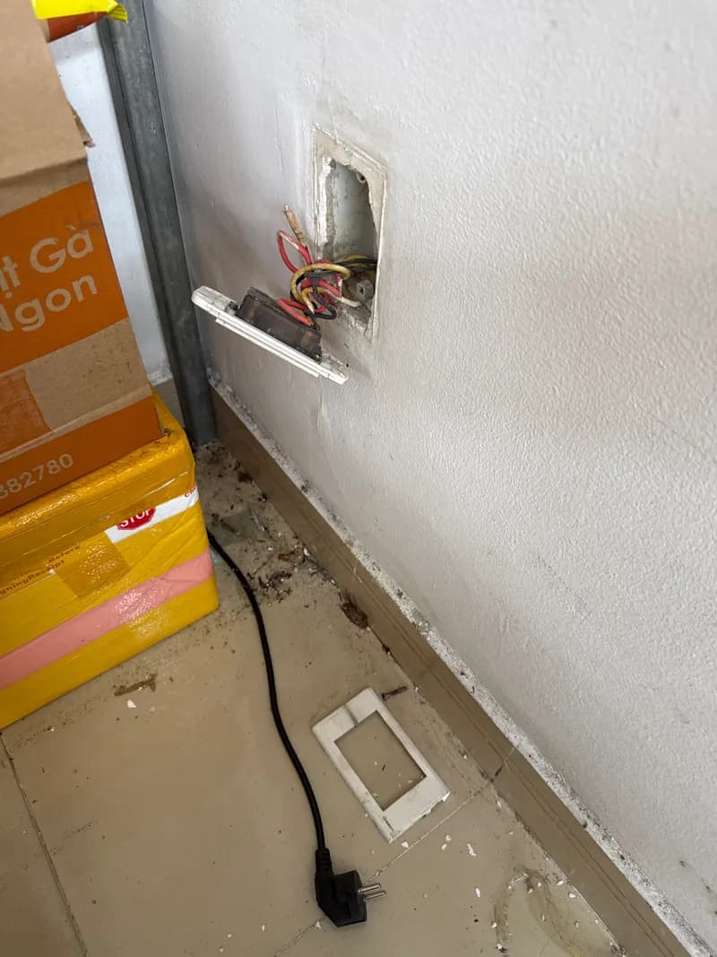 Trước sửa CB Schneider tại Tân Phú — thợ Hoàng Anh Tùng