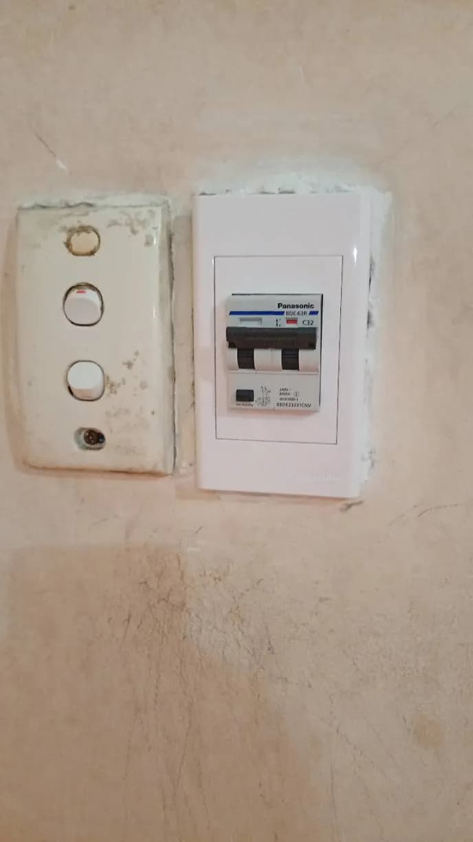 Sau khi hoàn thành sửa cầu dao chống giật Panasonic tại Tân Bình — thợ Trần Văn Khanh