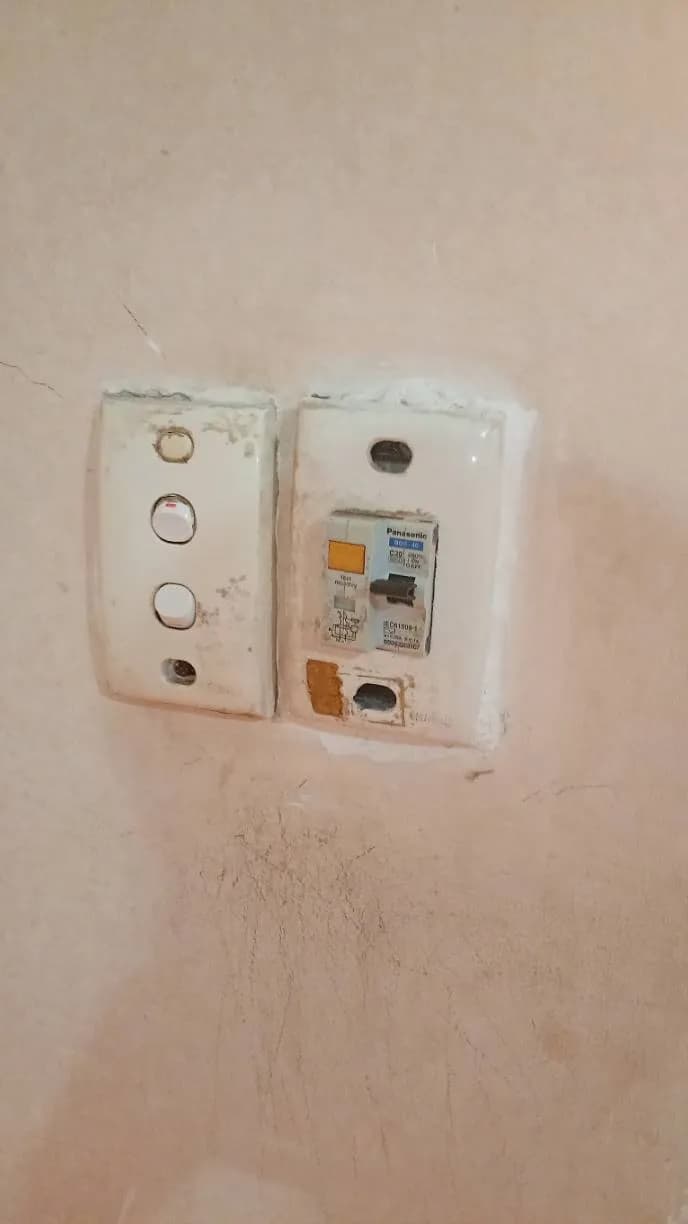 Trước sửa cầu dao chống giật Panasonic tại Tân Bình — thợ Trần Văn Khanh
