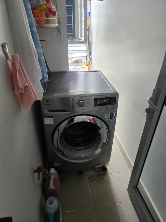 Trước sửa máy giặt cửa trước Electrolux tại Bình Thạnh — thợ Lê Hữu Lộc