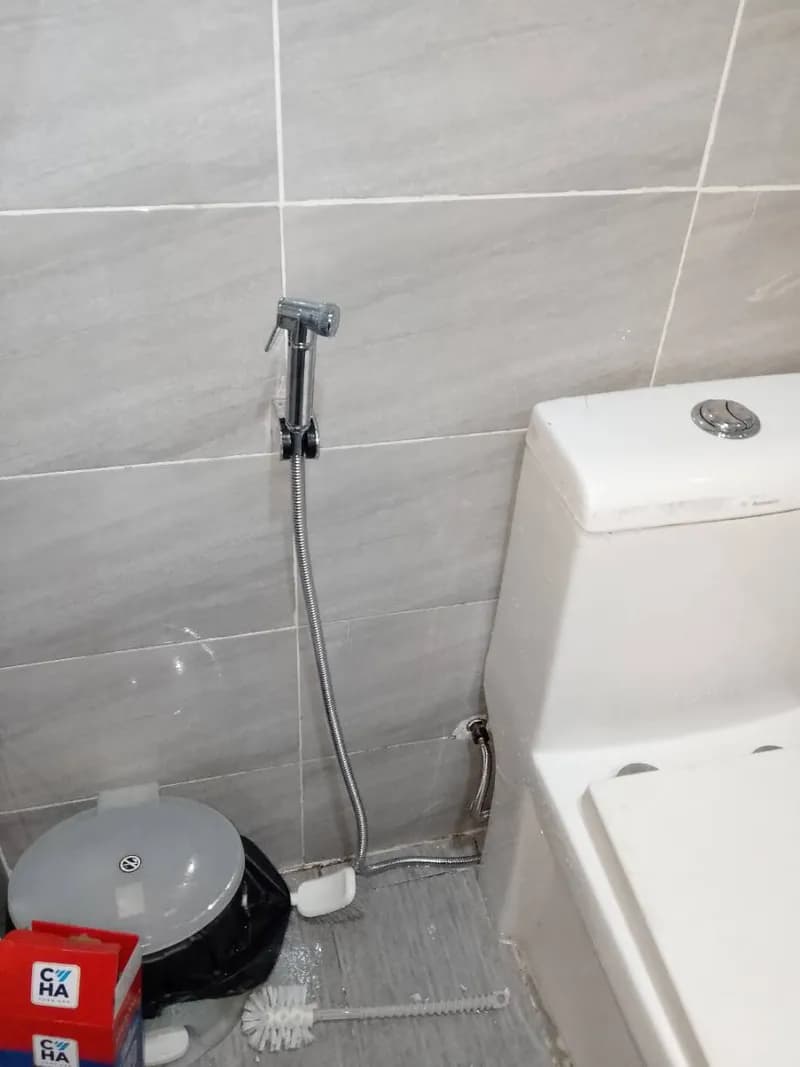 Sau khi hoàn thành sửa bồn cầu tại Quận 7 — thợ Đỗ Văn Nhiều