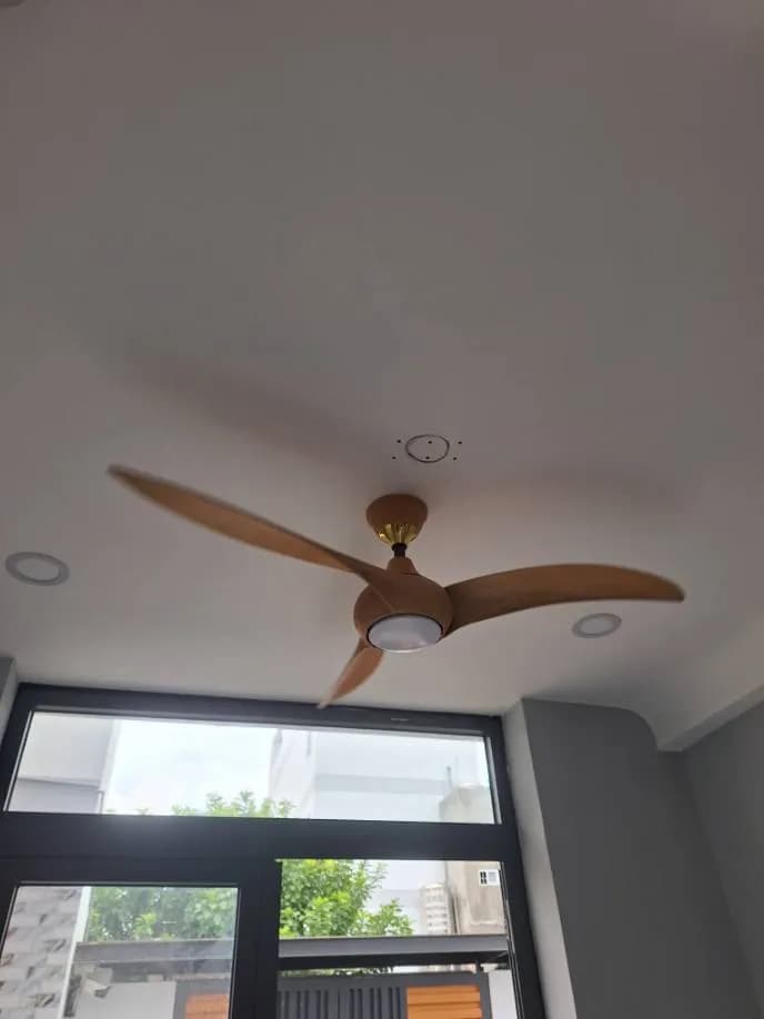 Sau khi hoàn thành sửa quạt trần tại Phường Tân Thuận Tây, Quận 7 — thợ Trần Quốc Đông