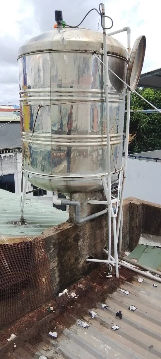 Sau khi hoàn thành sửa bồn nước inox Bách Khoa tại Phường 4, Tân Bình — thợ Trương Công Việt Trân
