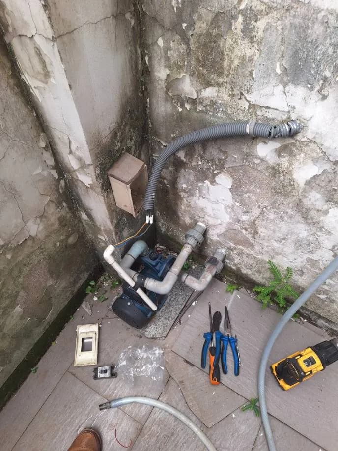Sau khi hoàn thành sửa máy bơm nước tại phường Phú Thuận, Quận 7 — thợ Trần Quốc Đông