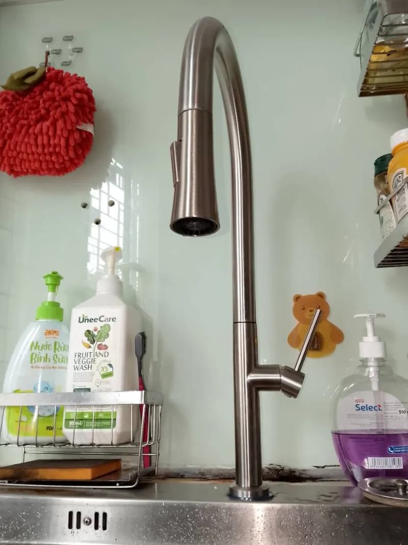 Sau khi hoàn thành sửa vòi nước rửa chén tại Quận 1 — thợ Đỗ Văn Nhiều