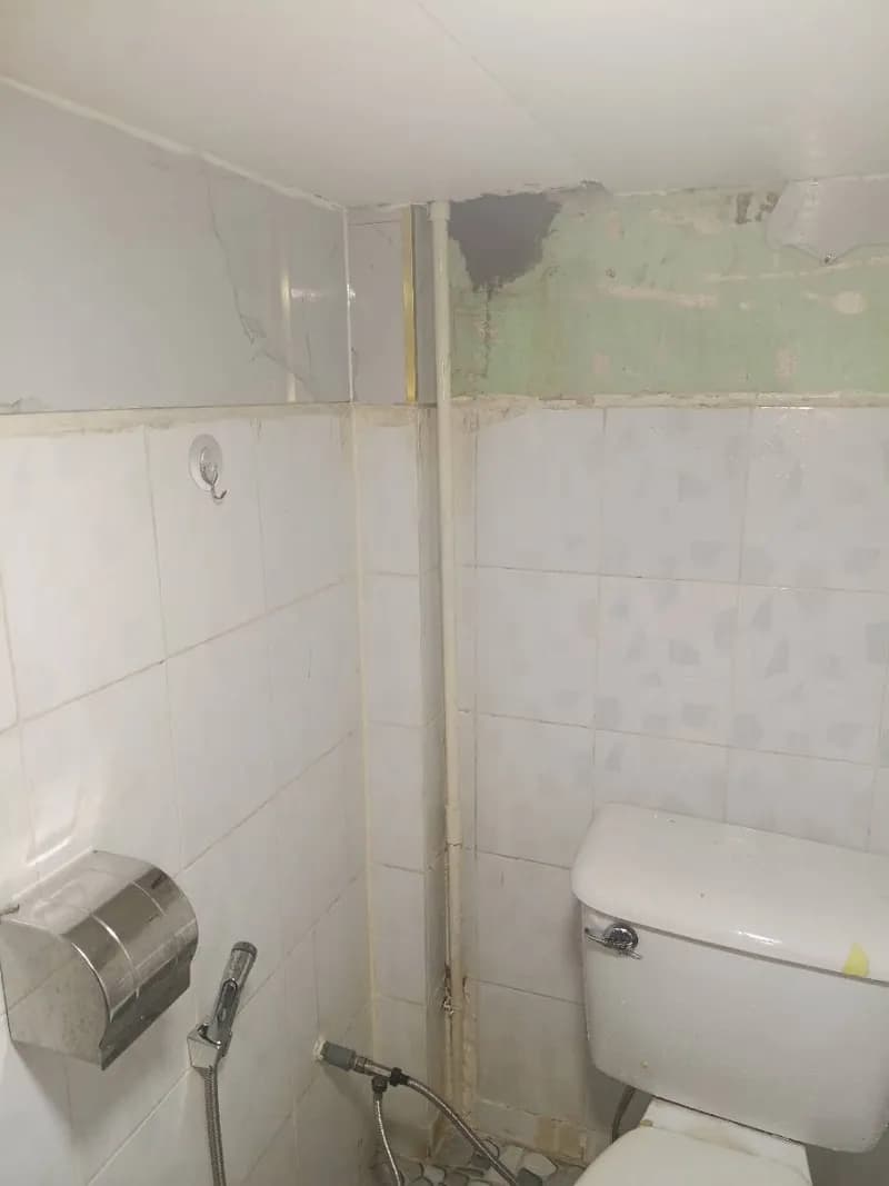 Trước sửa tường nhà vệ sinh tại Phường Bình Trị Đông, Bình Tân — thợ Trần Ngọc Tùng