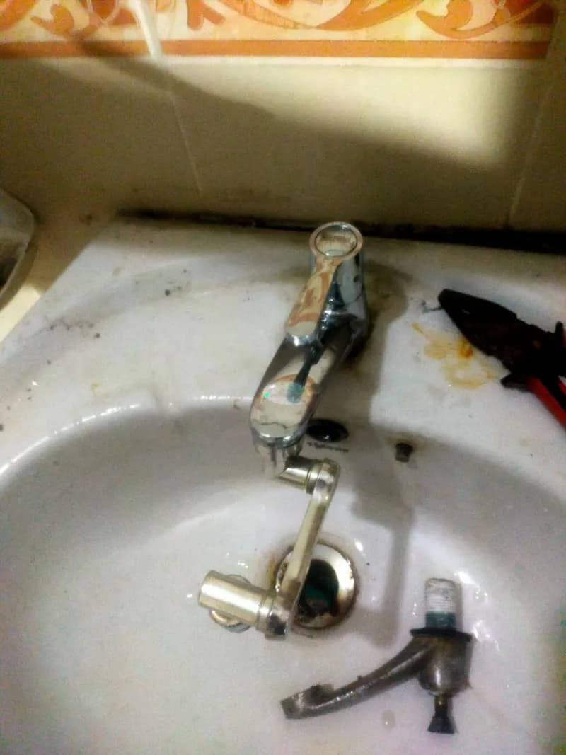 Trước sửa vòi lavabo và bồn cầu tại Bình Thạnh — thợ Lê Đăng Tuấn