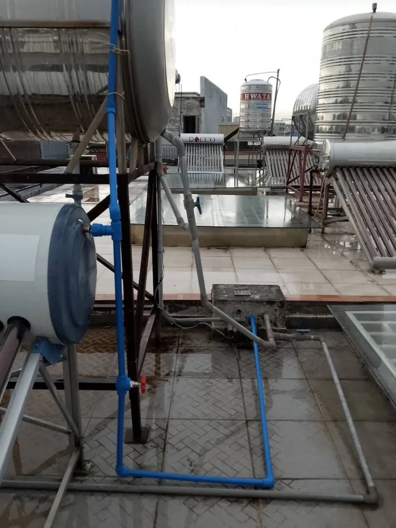 Sau khi hoàn thành sửa máy nước nóng năng lượng mặt trời Hwata tại Phường Bình Đông, Quận 8 — thợ Đỗ Văn Nhiều