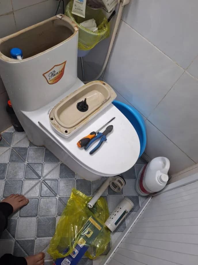 Trước sửa bồn cầu Proxia tại Quận 4 — thợ Trần Quốc Đông