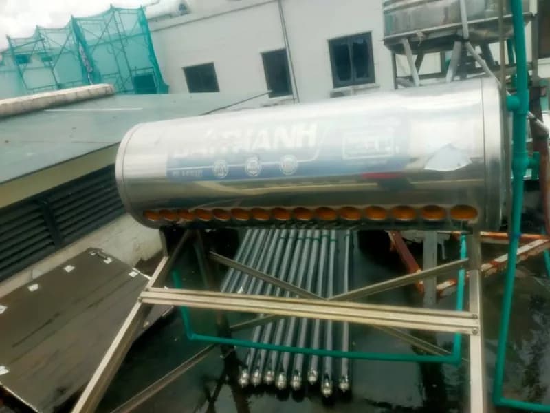 Sau khi hoàn thành sửa máy nước nóng năng lượng mặt trời Đại Thành tại Phường Bình Trưng, Thủ Đức — thợ Lê Đăng Tuấn