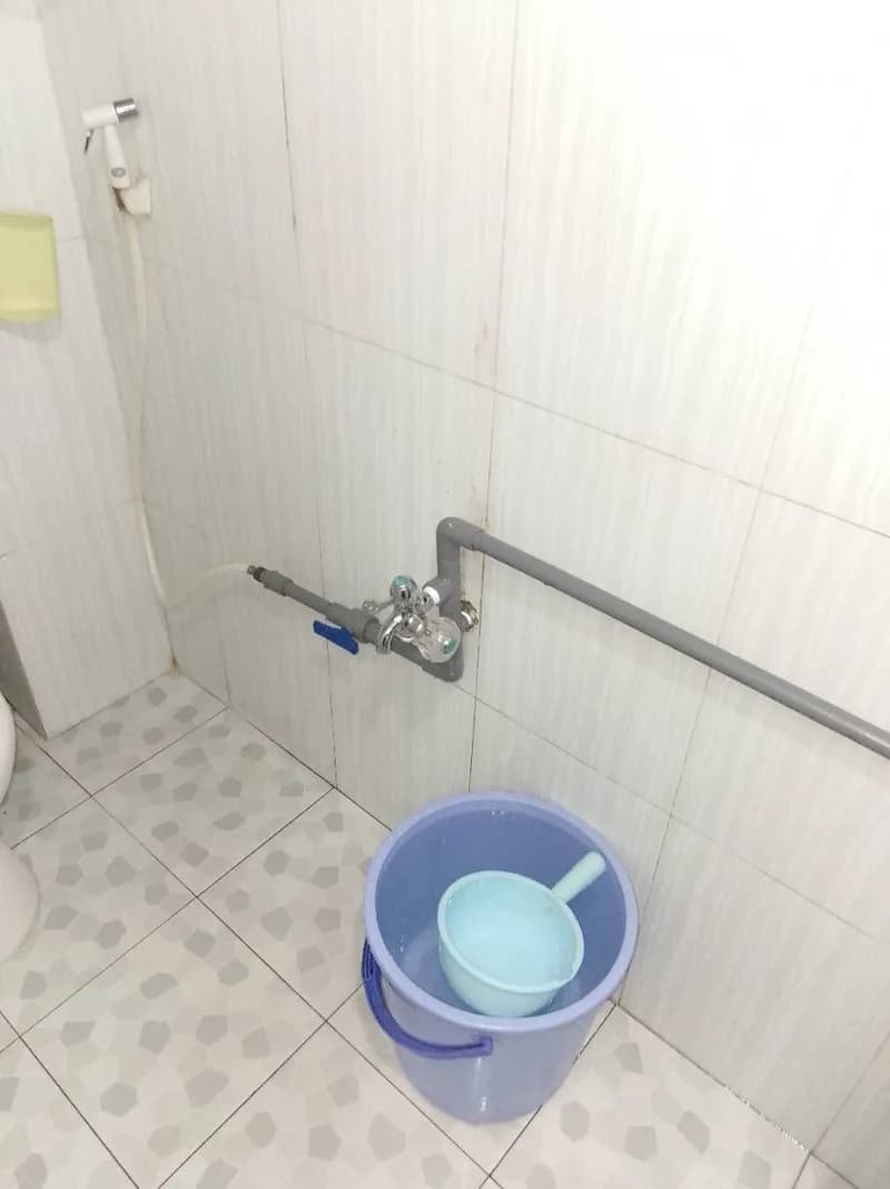 Thay thế đường ống nước rò rỉ tại nhà vệ sinh Quận 12 tại Quận 12