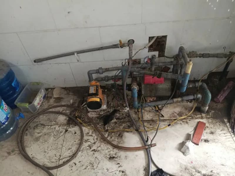 Trước sửa máy bơm tăng áp tại Tân Phú — thợ Trần Ngọc Tùng