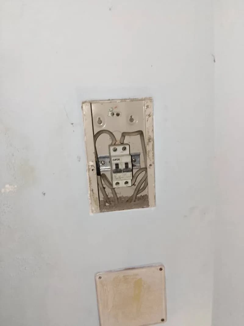 Trước sửa aptomat Clipsal tại phường tân bình, Tân Bình — thợ Trương Công Việt Trân