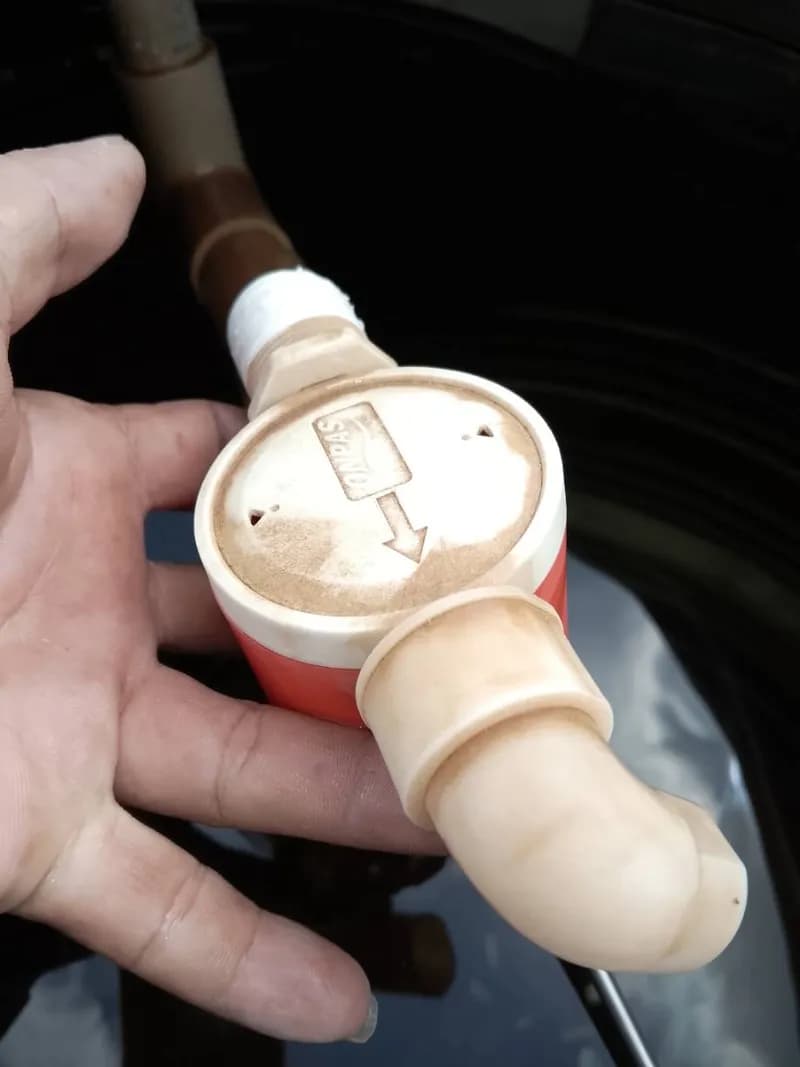 Trước sửa phao cơ bồn nước Yonpas tại xã Hiệp Phước, Nhà Bè — thợ Đỗ Văn Nhiều