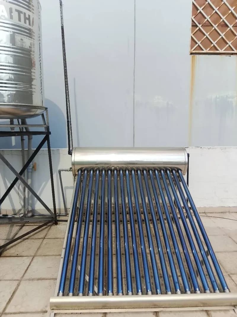 Sau khi hoàn thành sửa máy nước nóng năng lượng mặt trời Toàn Mỹ tại Bình Tân — thợ Trương Công Việt Trân
