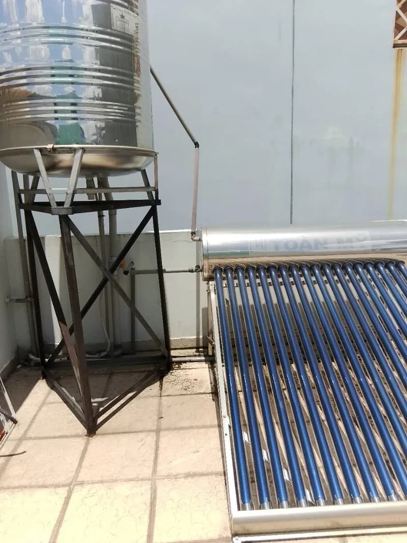 Trước sửa máy nước nóng năng lượng mặt trời Toàn Mỹ tại Bình Tân — thợ Trương Công Việt Trân